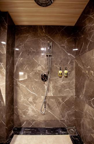Royale Suite image 3