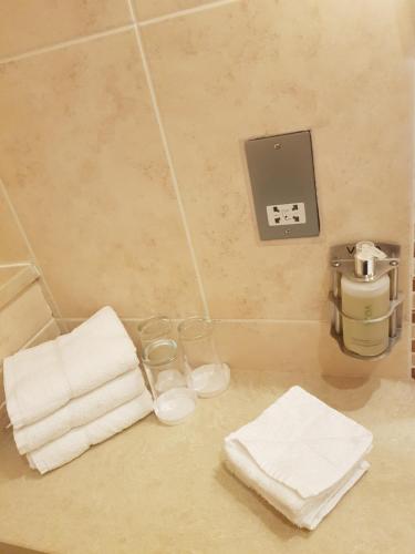 Bathroom, Fiddle + Bow Hotel in Doolin
