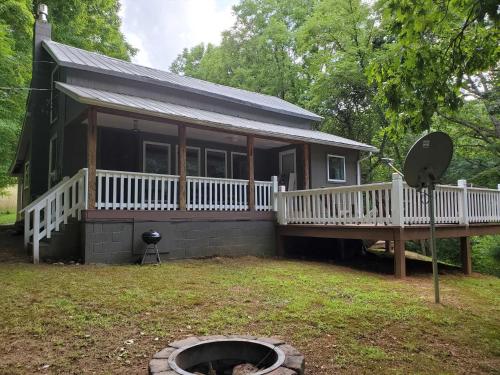 . Cute Cottage Above The Creek Farmhouse