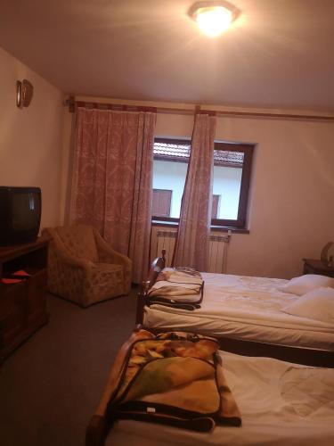 3 twin beds