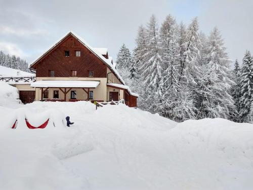 Chalupa Barborka - Národní park Krkonoše, sauna, bazén, dětské hřiště, gril, 6 pokojů, kuchyň, společenská místnost s krbem