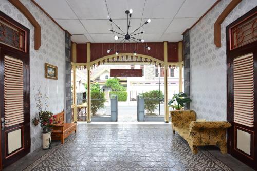 Lobby, RedDoorz @ Golden Inn Tugu Yogyakarta near Pool Bar at Hotel Tentrem