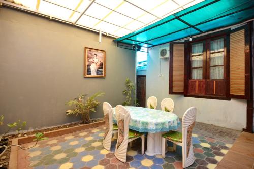 Food and beverages, RedDoorz @ Golden Inn Tugu Yogyakarta near Pool Bar at Hotel Tentrem