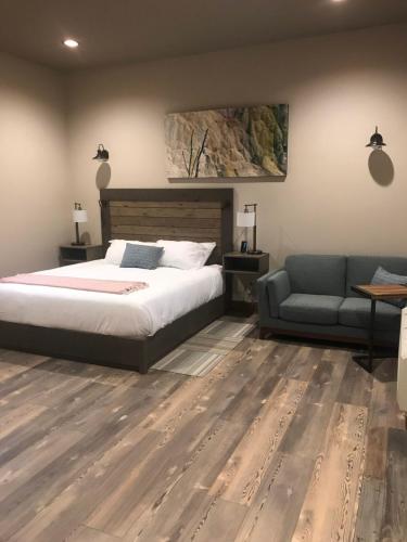 Golden Stone Inn - image 7