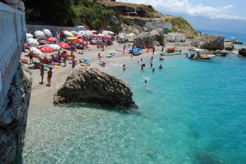 Lovely place. Close to beach & Boulevard - image 2