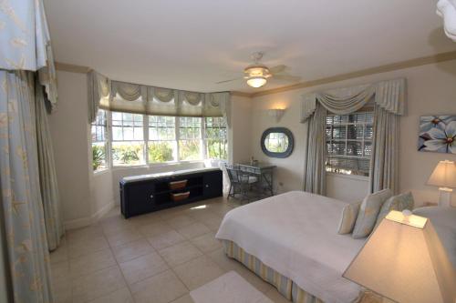 Beachfront Apartment in St. Lawrence Gap - Close To Your Every Need photo 4