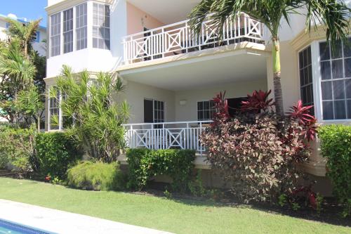 Beachfront Apartment in St. Lawrence Gap - Close To Your Every Need photo 3