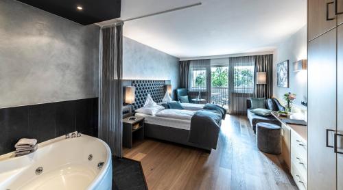 room detail thumbnail 2