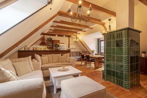 2 bedrooms, 5 beds