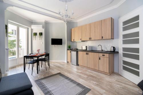 Serpentine Apartments at Buda Castle 1