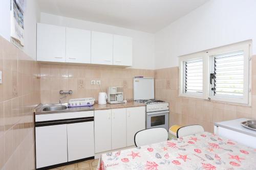 Apartments with a parking space Kastel Stari Kastela - 17447 - image 4