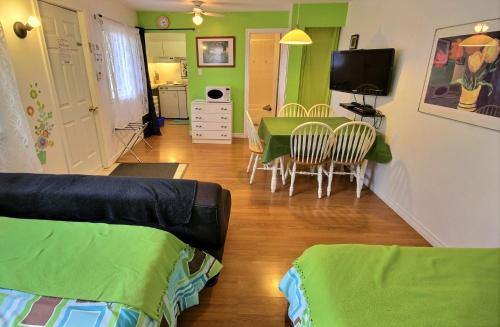 Studio with 2 Doubles Beds and Kitchenette