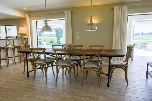 Beautiful Lakeview home - image 6