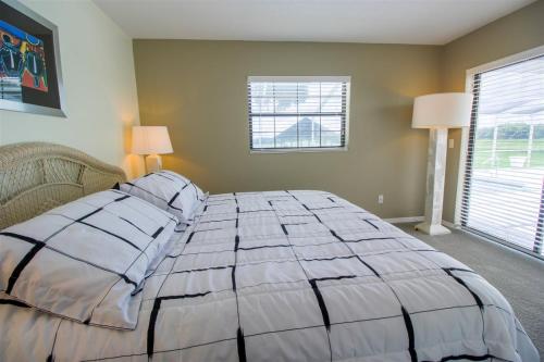 Beautiful Lakeview home - image 9