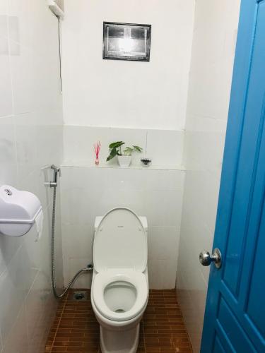 Bathroom, Naga Hostel & Cafe in Thakhek