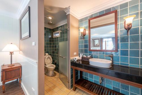 room detail thumbnail 2