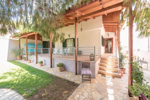  Renovated 4 bdrm House w/garden near the Sea in 16672 Vari