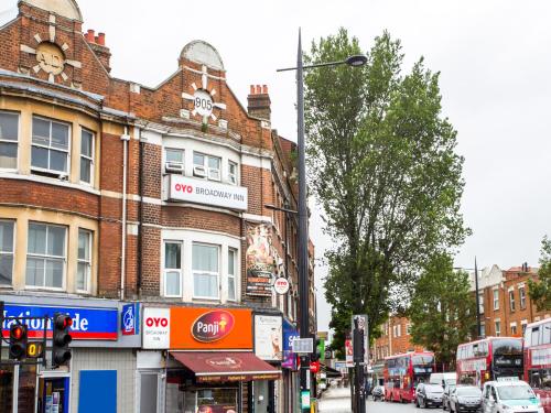 Vista exterior, Broadway Inn in Ealing