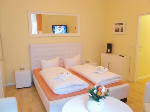 1 double bed, 2 twin beds