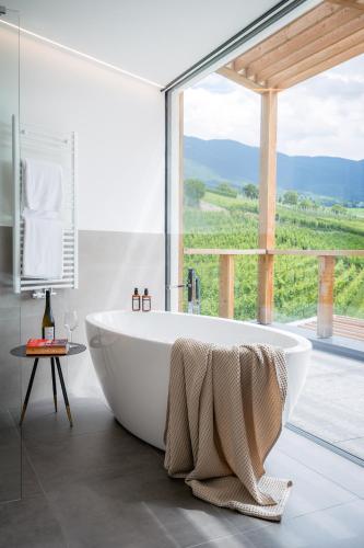 Suite with Bathtub