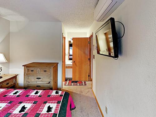 New Listing! Steamboat Gem - 300 Yards To Gondola Condo - image 5