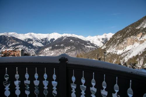 Apartment with Mountain View