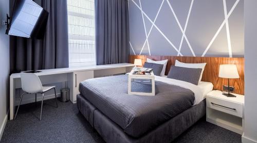 1 queen bed, 1 sofa bed