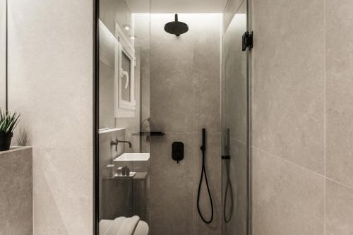 Modern Minimalist 3BD Apartment in Hilton District by UPSTREET - image 10