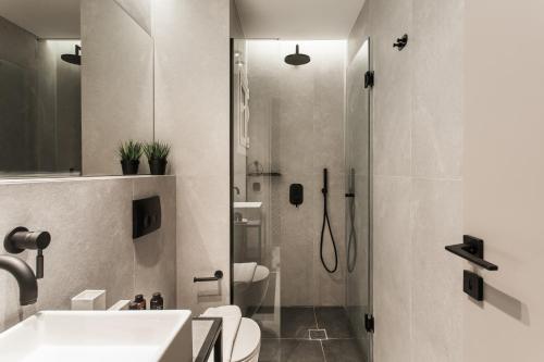 Modern Minimalist 3BD Apartment in Hilton District by UPSTREET - main image