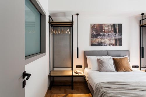 Modern Minimalist 3BD Apartment in Hilton District by UPSTREET - image 6