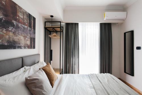 Modern Minimalist 3BD Apartment in Hilton District by UPSTREET - image 12