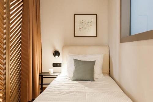 Modern Minimalist 3BD Apartment in Hilton District by UPSTREET - image 14