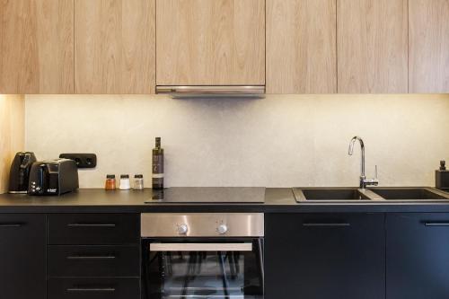 Modern Minimalist 3BD Apartment in Hilton District by UPSTREET - image 2