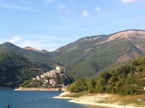 Apkārtne, La Minicasa al Lago del Turano in Castel Di Tora