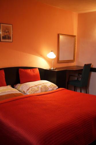 1 queen bed, 1 twin bed