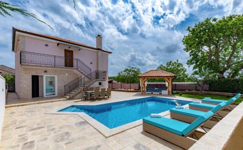 Villa Loki Luxury in Tradition – khách sạn tại Livade