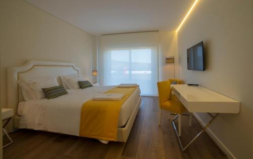 1 queen bed, 1 sofa bed