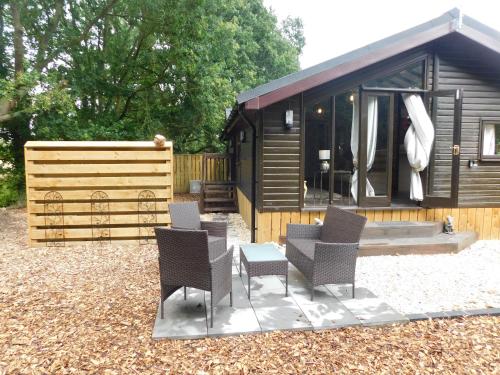 Squirrel Lodge at Owlet Hideaway - with Hot Tub, Near York