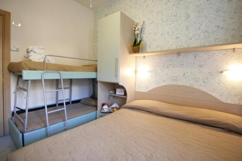 1 queen bed, 1 bunk bed