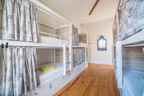 Bed in 8-Bed Mixed Dormitory Room with Shared Bathroom image 3