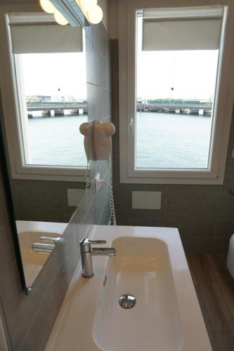 Apartment with Sea View image 6