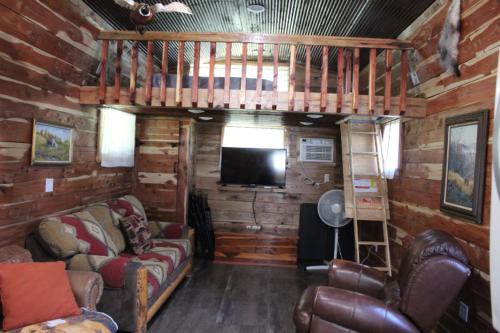 Amish made cedar cabin with a loft on a buffalo farm close to the Buffalo River