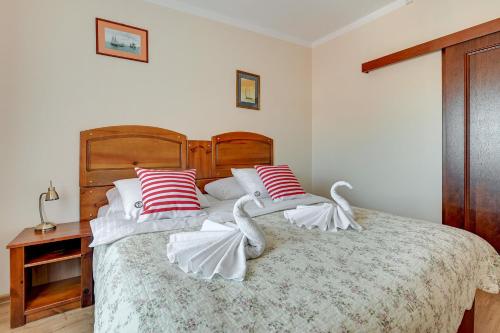 1 queen bed, 1 sofa bed