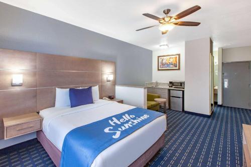 Days Inn & Suites by Wyndham Webster NASA-ClearLake-Houston