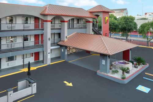 Super 8 by Wyndham Austin University/Downtown Area - image 2