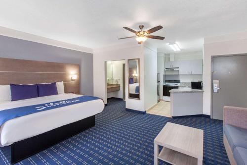 Days Inn & Suites by Wyndham Webster NASA-ClearLake-Houston