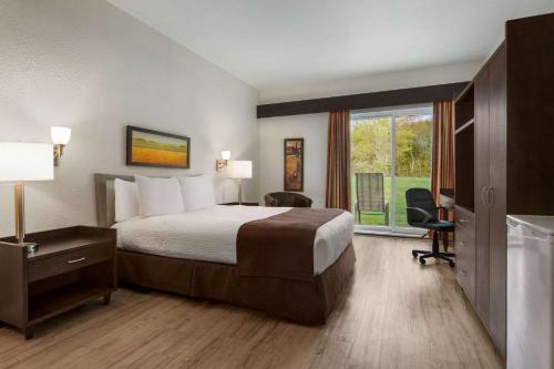 Queen Room with Drive-Up - Non-Smoking