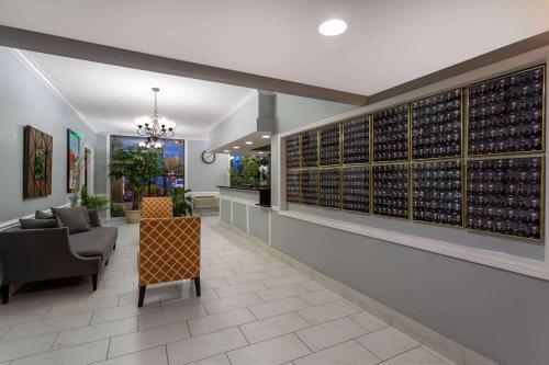 Howard Johnson by Wyndham Waukegan Great Lakes in Waukegan, USA