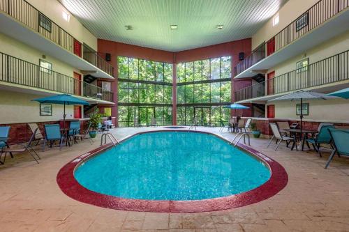 Queen Room with Two Queen Beds - Pool Area/Non-Smoking