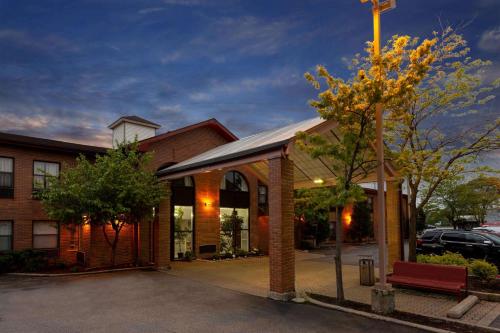 Howard Johnson by Wyndham Waukegan Great Lakes in Waukegan, USA